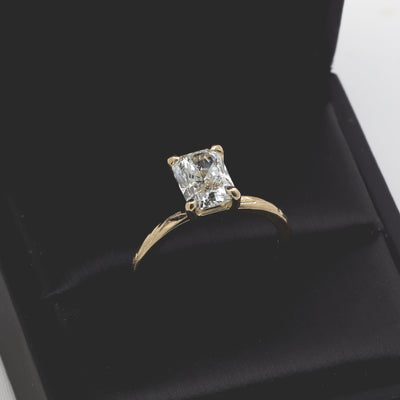 Engagement ring with lab diamond